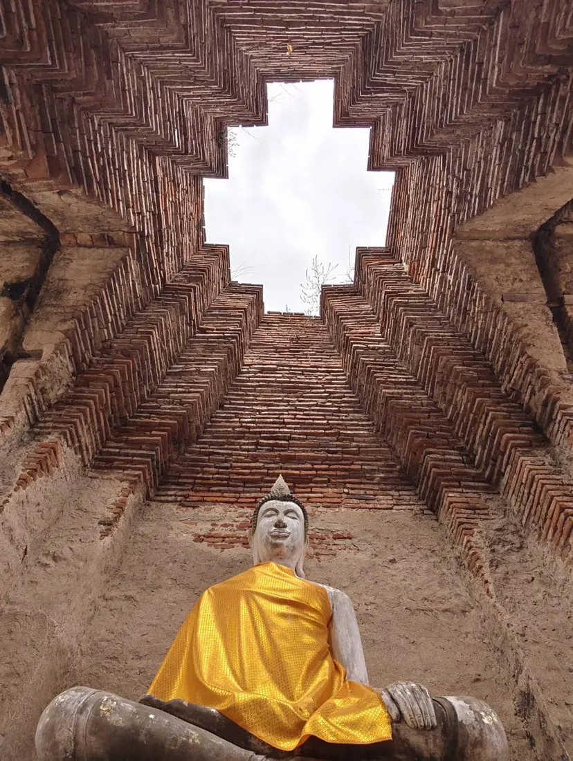 พระพุทธรูปห่มผ้าเหลืองในโบราณสถาน จังหวัดพระนครศรีอยุธยา