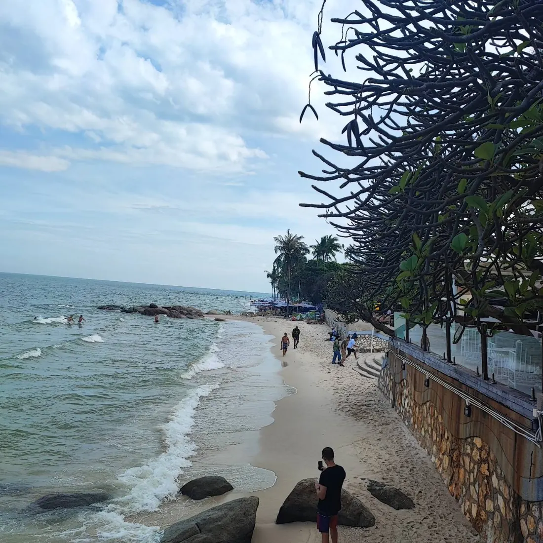 ชายหาดทะเลภาคตะวันออก คลื่นซัดชายฝั่งยามเย็น
