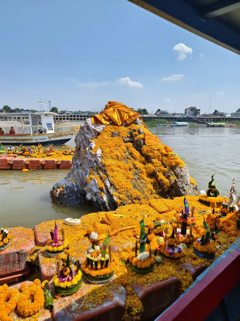 เครื่องสักการะดอกดาวเรืองลอยน้ำริมแม่น้ำเจ้าพระยา
