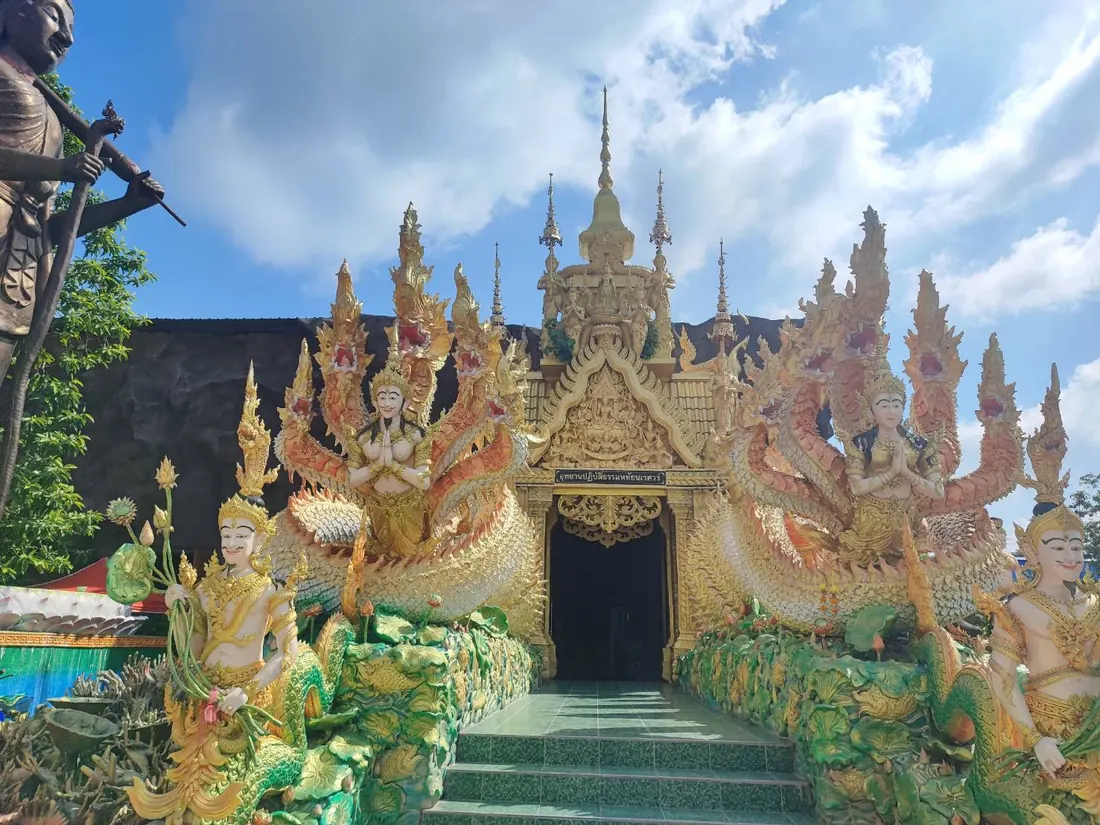 วิหารทองประดับพญานาค งานศิลป์ล้านนา จังหวัดเชียงราย