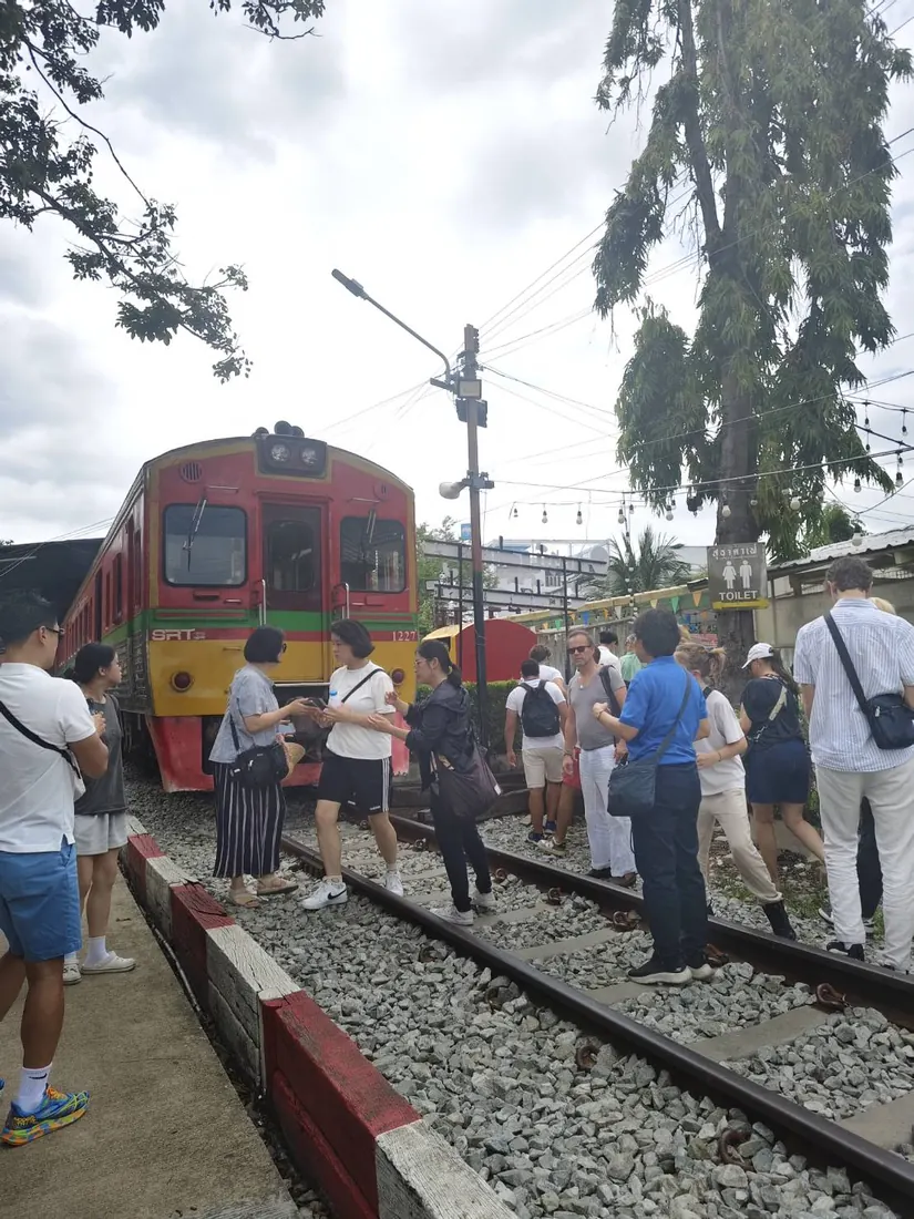 ขบวนรถไฟวิ่งผ่านตลาดร่มหุบ ตลาดแม่กลอง จังหวัดสมุทรสงคราม