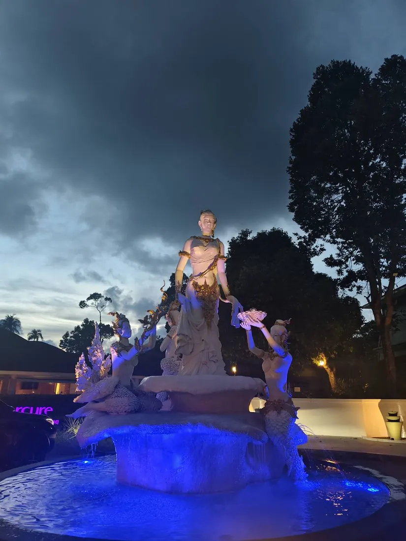 น้ำพุประดับไฟยามค่ำคืนในเมืองพัทยา