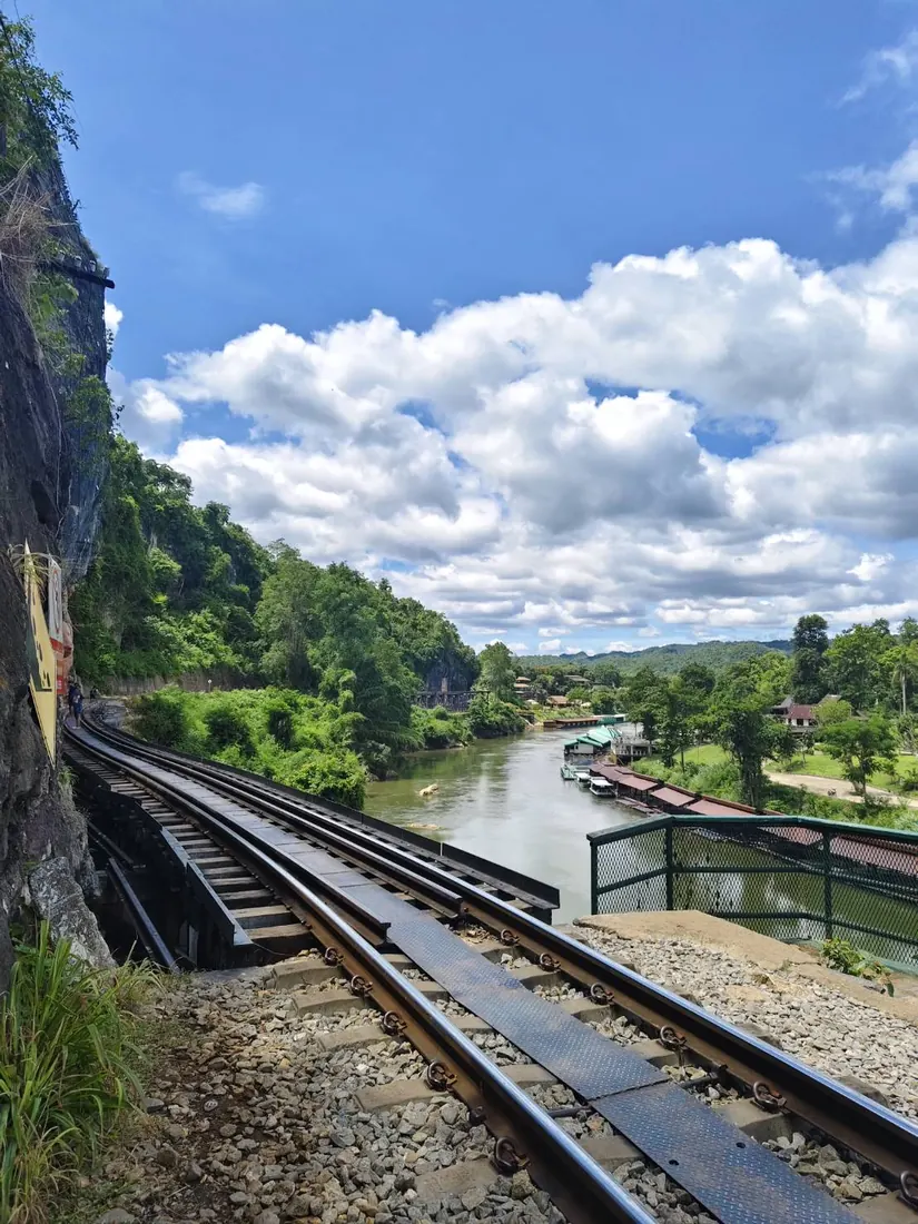 ทางรถไฟเลียบหน้าผาริมแม่น้ำแคว จังหวัดกาญจนบุรี
