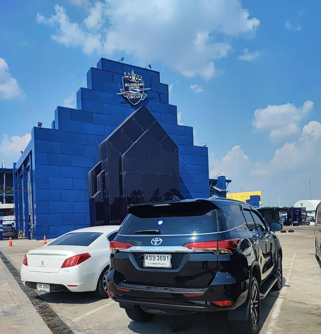 รถ SUV Toyota Fortuner และรถเก๋งป้ายเขียวของ AMT Service & Tour จอดรอรับลูกค้า