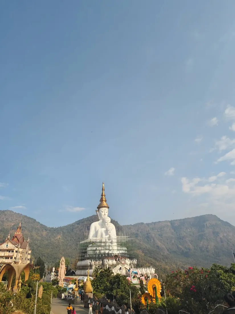 วัดพระธาตุผาซ่อนแก้ว พระพุทธรูปเรียงชั้น จังหวัดเพชรบูรณ์