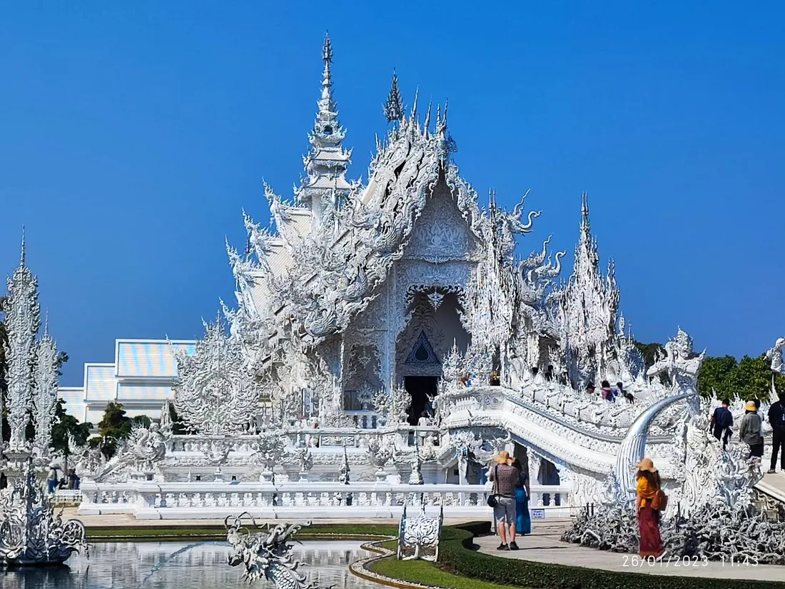 วัดร่องขุ่น วัดขาว จังหวัดเชียงราย สถาปัตยกรรมสีขาวอันโดดเด่น
